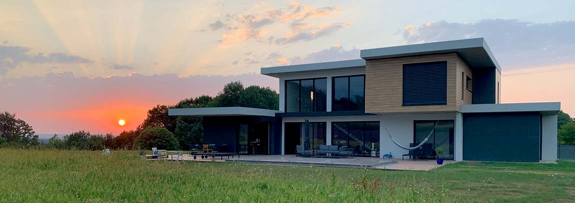 Coucher de soleil sur une maison