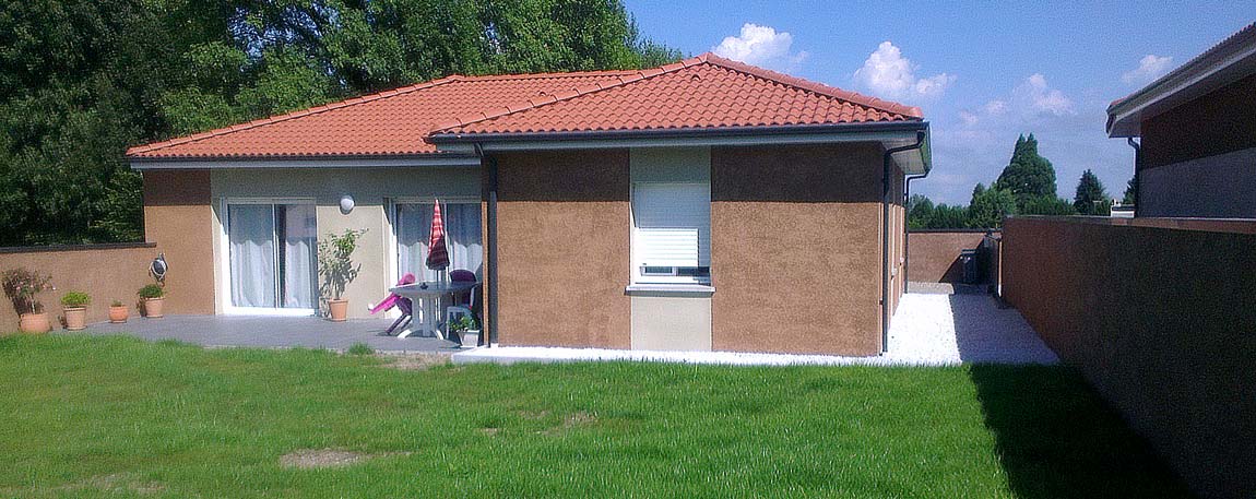 Maison entiourée d'une clôture en parpaings